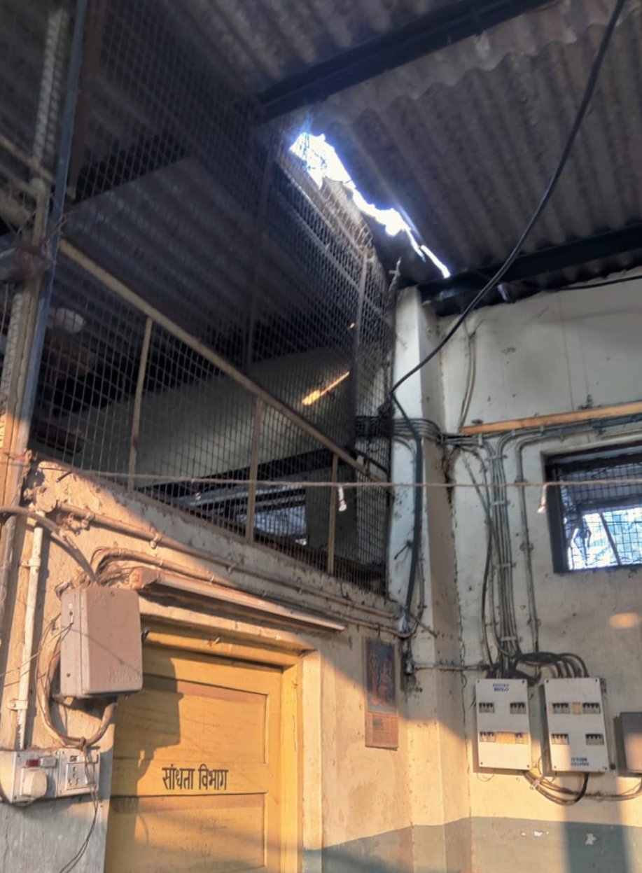 Adarsh Maharashtra | म्युनिसिपल कर्मचारी सेनेच्या दबावामुळे छत कोसळलेल्या यानगृहाच्या...