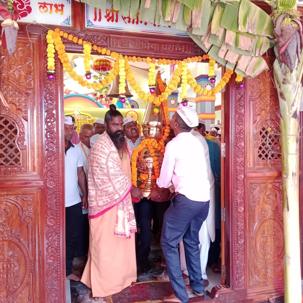 Adarsh Maharashtra | परमपूज्य श्री.उल्हासगिरी महाराज यांचे शुभहस्ते कोकणातील मंदिरात कलश...