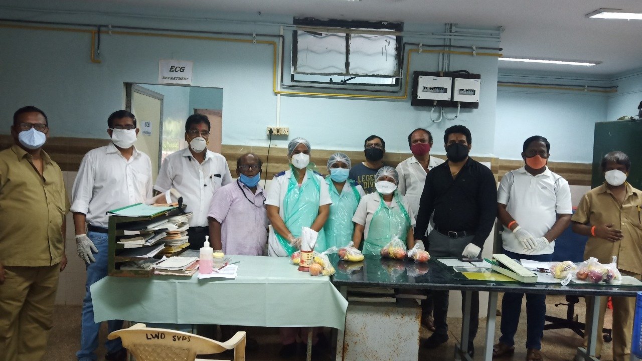 Adarsh Maharashtra | उद्धव ठाकरे यांच्या वाढदिवसानिमित्त मुलुंड मध्ये रुग्णालयातील रुग्णांना...