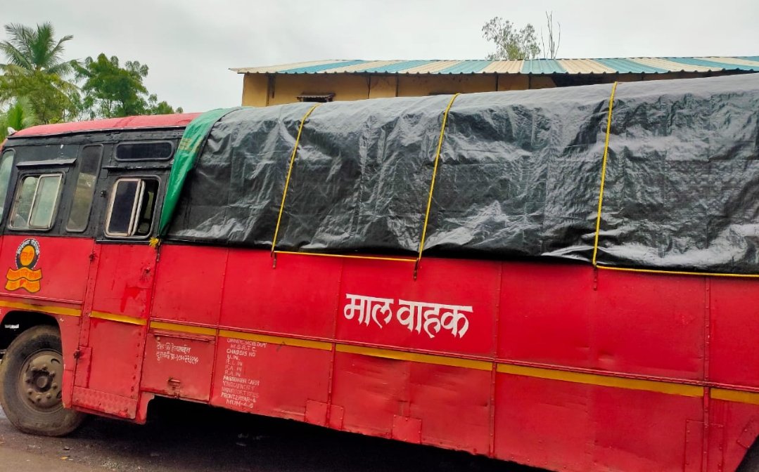 Adarsh Maharashtra | गळती लागलेल्या माल वाहक एसटी बसला प्लास्टीकचा आधार