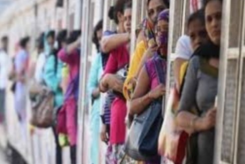 Adarsh Maharashtra | सात महिन्यांनी लेडीज डब्यात गजबज, घटस्थापनेला महिलांसाठी लोकलचे दार...