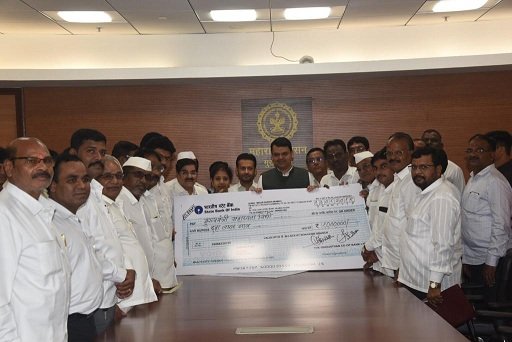 Adarsh Maharashtra | हिंदुस्थान बँकेच्या वतीने पूरग्रस्तांना दहा लाख रुपयांची मदत