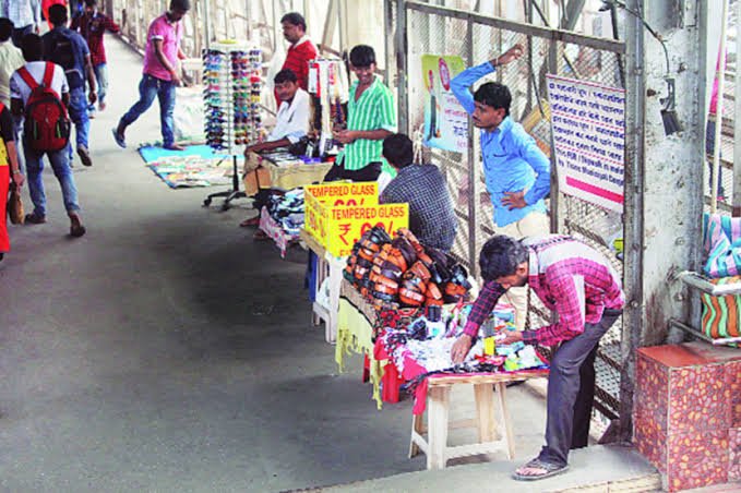 Adarsh Maharashtra | ठाण्यात पुन्हा फेरीवाल्यांचे बस्तान