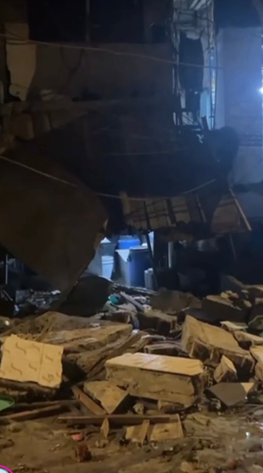 Adarsh Maharashtra | धोकादायक इमारतीचा स्लॅब कोसळून...