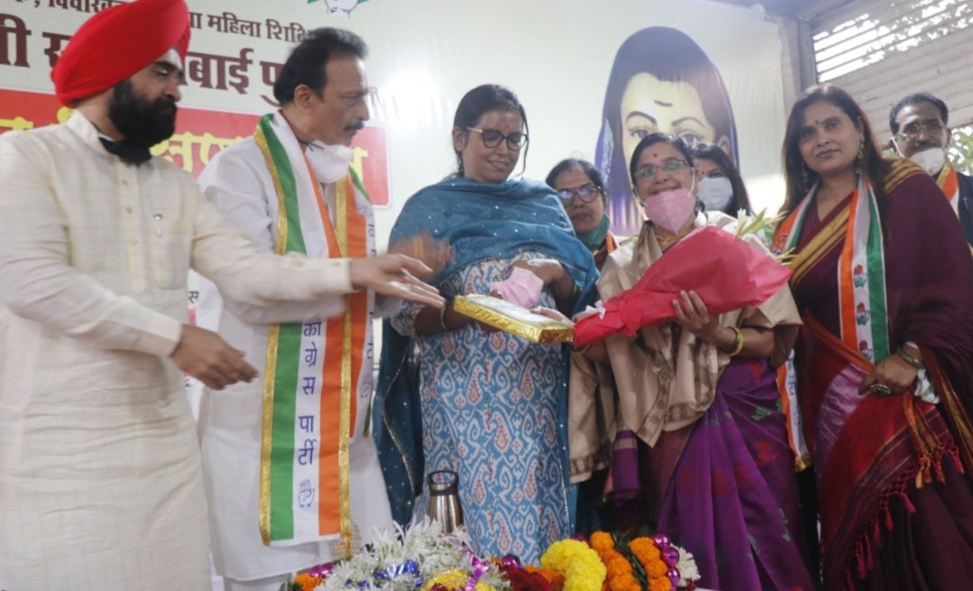 Adarsh Maharashtra | सावित्रीबाईंच्या विचाराने समाजात बदल घडेल - शालेय शिक्षणमंत्री वर्षा...