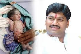 Adarsh Maharashtra | धनंजय मुंडेंमधला बाप जागा झाला ! रेल्वे ट्रॅकजवळ सोडून दिलेल्या मुलीचं...