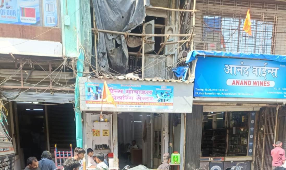 Adarsh Maharashtra | नियम धाब्यावर बसवून मसजिद बंदर मध्ये बेकायदा हॉटेल