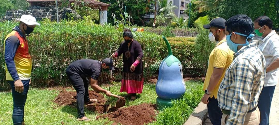 Adarsh Maharashtra | जागतिक पर्यावरण दिनानिमित्त नगरसेविका रजनी केणी यांच्या हस्ते वृक्षारोपण
