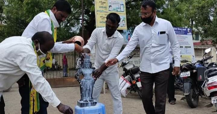 Adarsh Maharashtra | राष्ट्रीय समाज पक्षाचे पांडुरंगाच्या प्रतिमेला दूधाचा अभिषेक घालून...