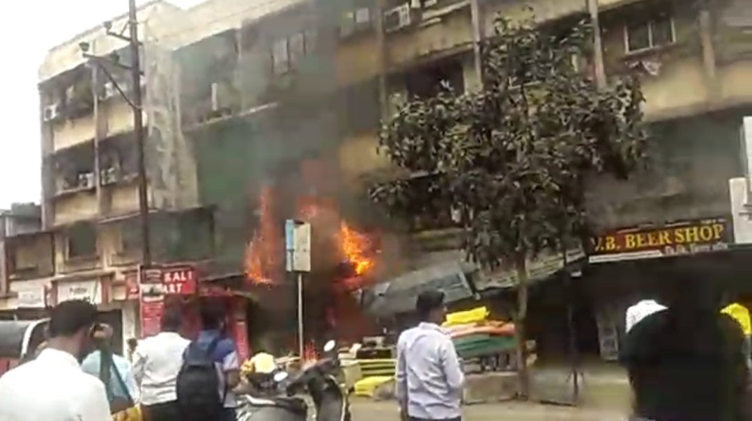 Adarsh Maharashtra | कल्याण-मलंगगड रोडवरील भीषण आगीत गादी दुकान खाक