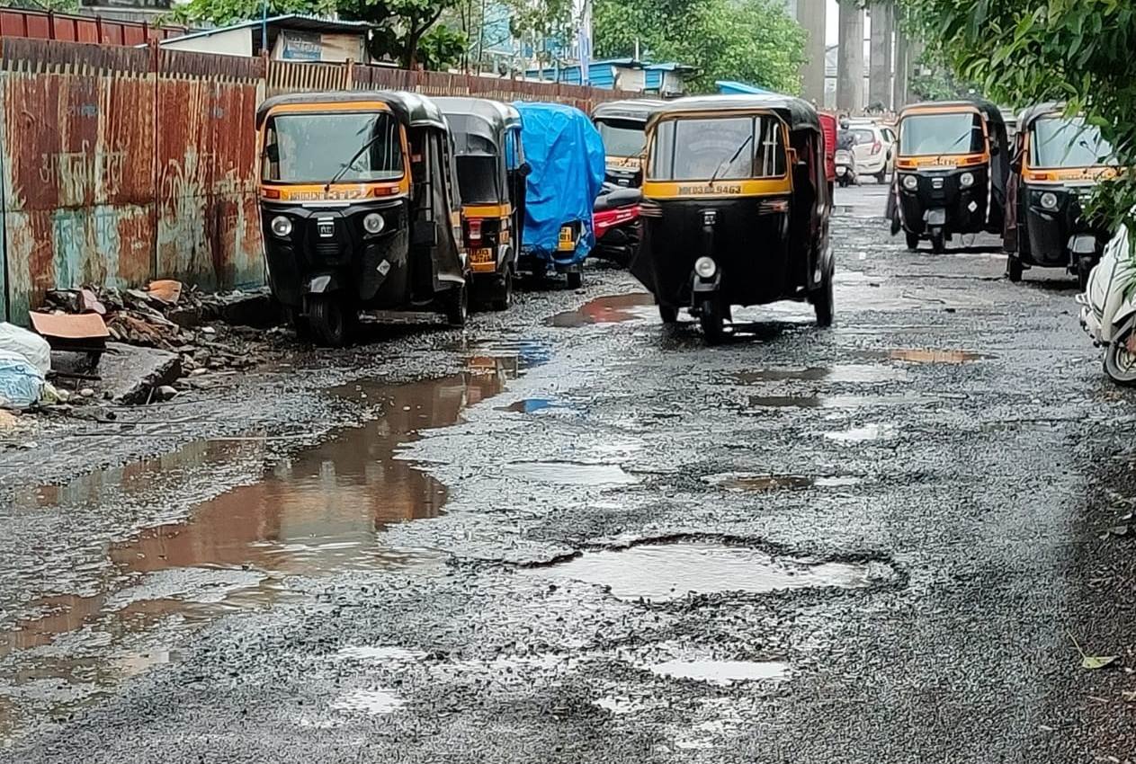 Adarsh Maharashtra | चेंबूर येथील सिद्धार्थ कॉलनी सर्विस मार्गावर मार्गावर खड्डेच खड्डे!...