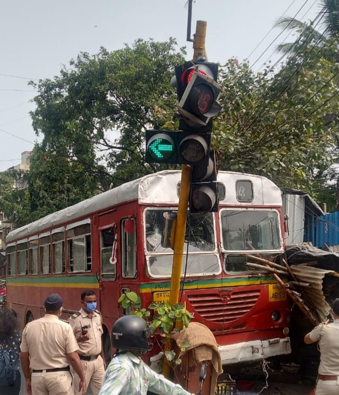 Adarsh Maharashtra | चालत्या बसमध्ये बसचालकाला हृदयविकाराचा झटका आल्याने बस सिग्नलला धडकली.