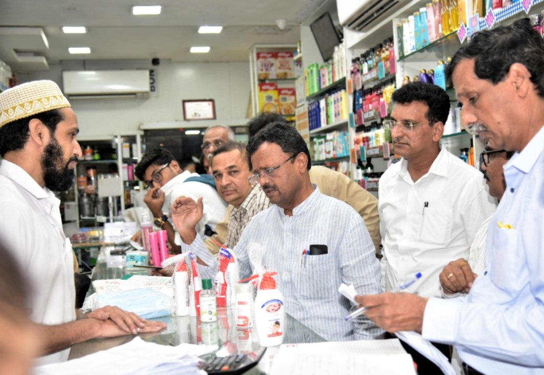 Adarsh Maharashtra | सॅनिटायजर आणि मास्क ग्राहकांना उपलब्ध करून द्या  विनाकारण साठा करू नका  -...