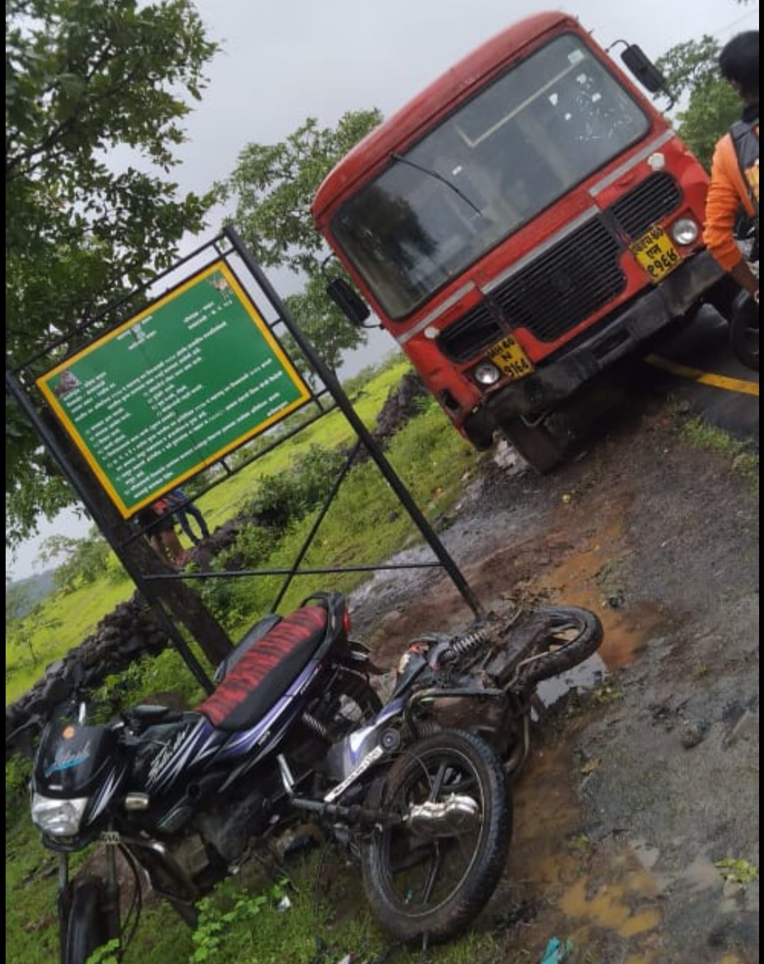Adarsh Maharashtra | जव्हार-वाडा रोडवर बस आणि दोन मोटारसायकलचा विचित्र अपघात