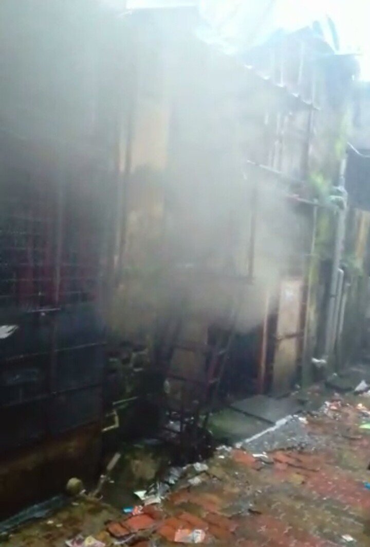 Adarsh Maharashtra | पवईत चाळीतील घराला आग  स्थानिक तरुणांनी प्रसंगावधान राखल्याने मोठी...