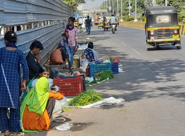 Adarsh Maharashtra | ए.पी.एम.सी. मध्ये पत्र्याची शेड रस्त्याच्या कडेला बांधल्याने वाहतूक कोंडी...