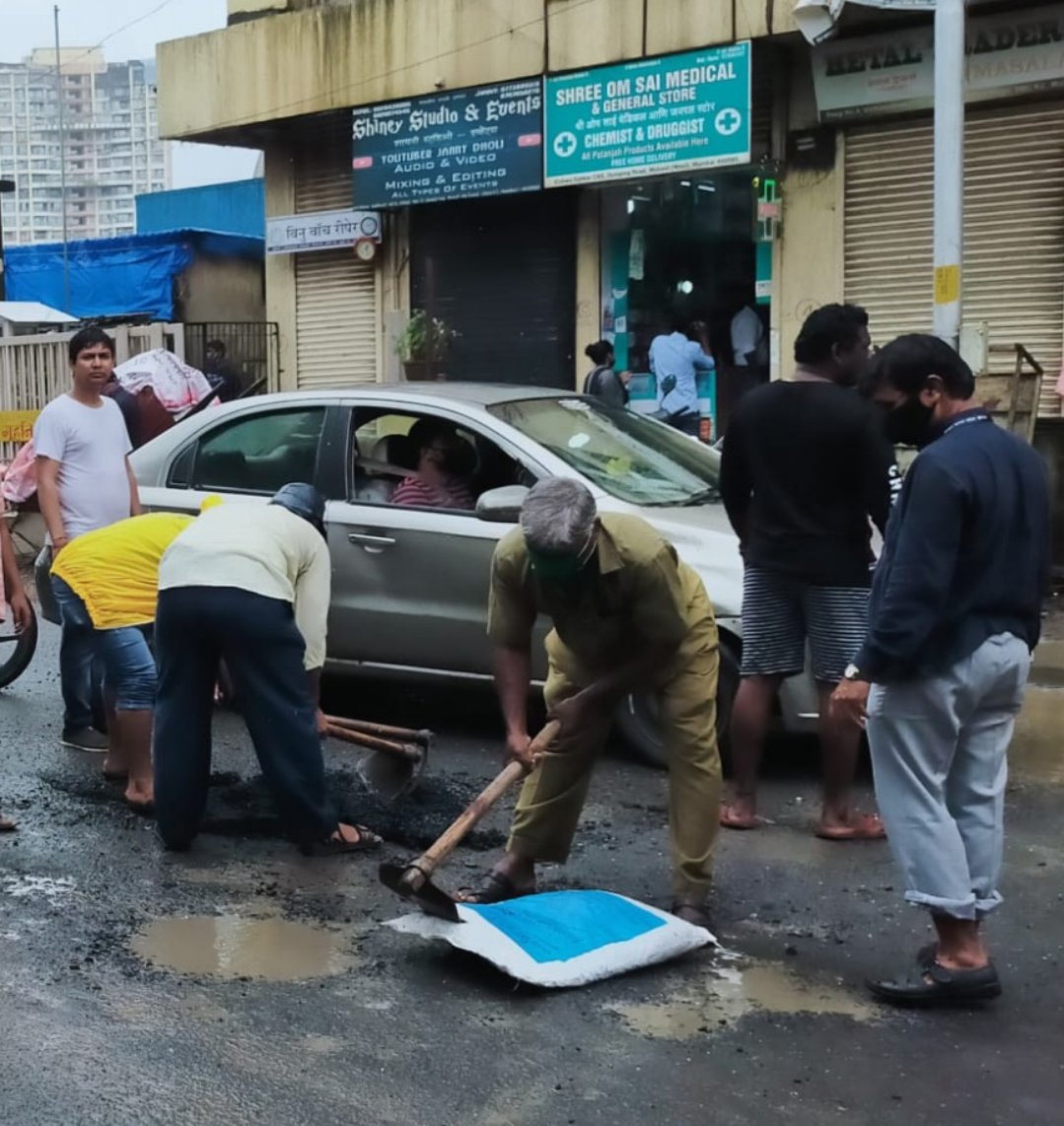 Adarsh Maharashtra | खड्डे पडलेल्या रस्त्यावर तात्पुरते पॅच मारायचे काम सुरु