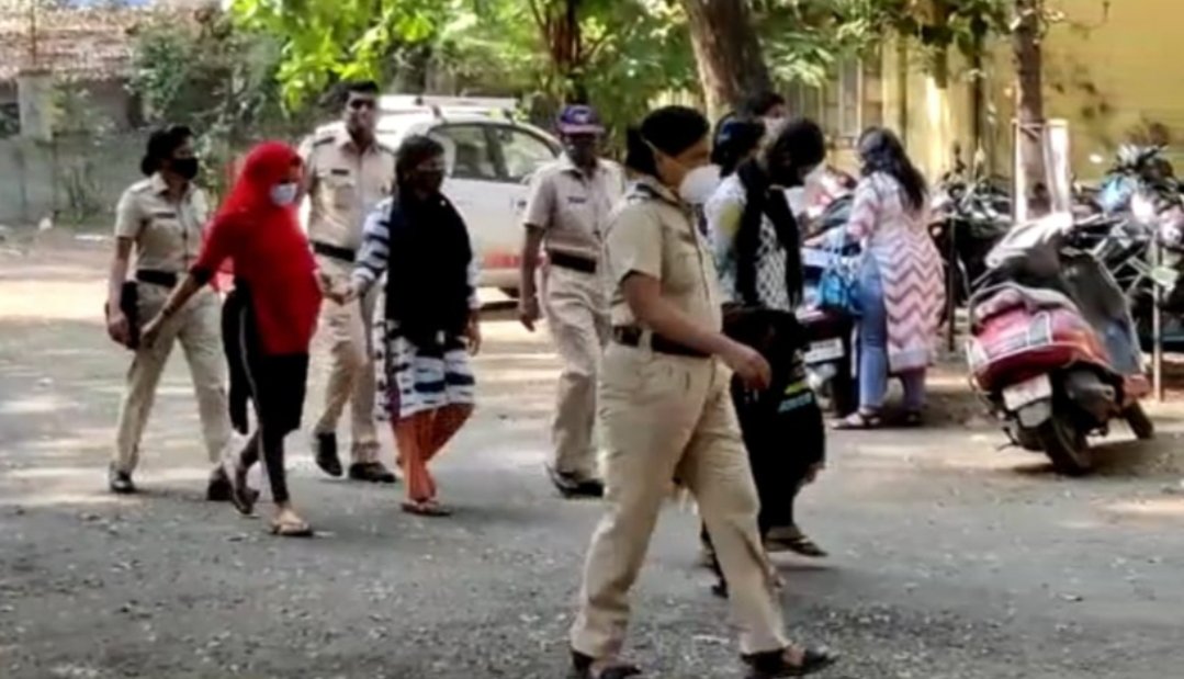 Adarsh Maharashtra | कल्याणमध्ये सेक्स रॅकेटचा पर्दाफाश  4 महिलांच्या सुटकेसह दलालास अटक